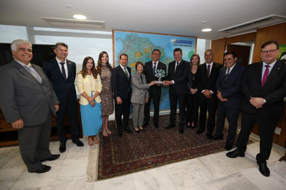 FPA homenageia presidente Jair Bolsonaro com o Prêmio Moacir Micheletto, na companhia de familiares do fundador da bancada