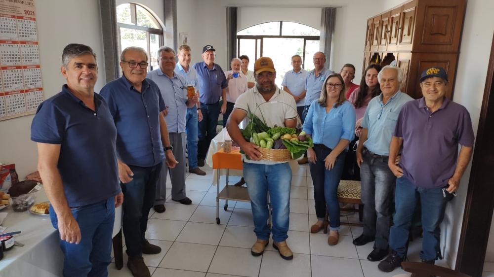 O vice-presidente da Associação União de Trabalhadores Rurais, Oseias de Oliveira (centro), participa do Café do Produtor no Sindicato Rural de Castro e fala sobre o processo da produção de orgânicos e os desafios da atividade. Foto Toninho Anhaia