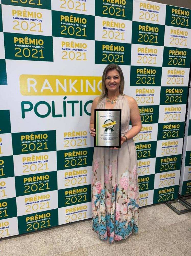 Aline Sleutjes tem mostrado a força da mulher na política e a força do agro no Brasil, participou de missões internacionais para abertura de mercado, garantindo ao Brasil mais renda, desenvolvimento e emprego.