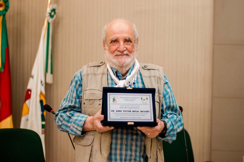 Doutor Aino, como é chamado pelos moradores, é criador da raça Devon desde 1965, no Sítio do Pinheirinho. Crédito da foto: Marcos Esteriz