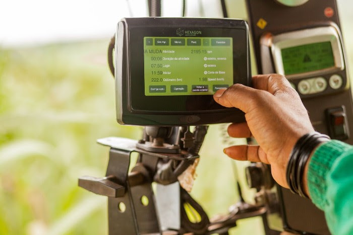 A Divisão de Agricultura da Hexagon, sediada em Florianópolis, desenvolve, desde 2004, soluções integradas para a gestão das operações do plantio à colheita e logística, possibilitando a automação de maquinários e a maximização do controle operacional. 