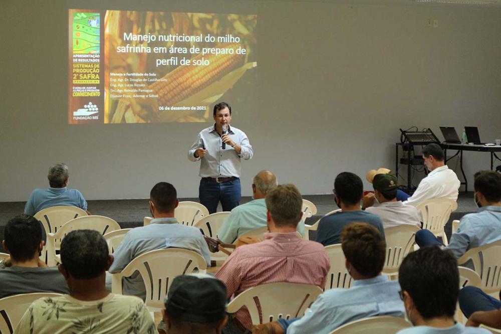 Pesquisador do setor de Manejo e Fertilidade do Solo, Dr. Douglas Gitti, falando sobre nutrientes