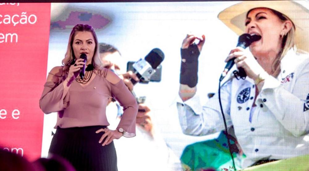 Aline falou sobre a trajetória das mulheres na política no Brasil, trouxe dados atuais sobre a participação da mulher não só na política, mas em várias áreas.