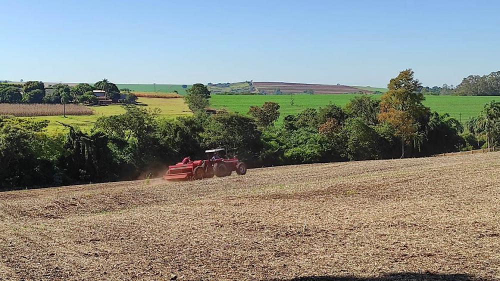 Dados recentes do Censo Agropecuário do IBGE apontam que 76,5% dos 5 milhões de hectares cultivados no Estado estão no sistema plantio direto (PD) (Fuentes-Lanillo et al., 2021). 