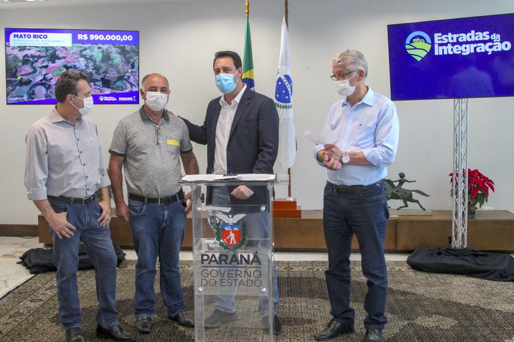 O governador Carlos Massa Ratinho Junior autorizou nesta quarta-feira (15), em ato no Palácio Iguaçu, a liberação de R$ 13.318.574,55 para pavimentar mais 36,3 quilômetros de estradas rurais de 11 municípios do Paraná.