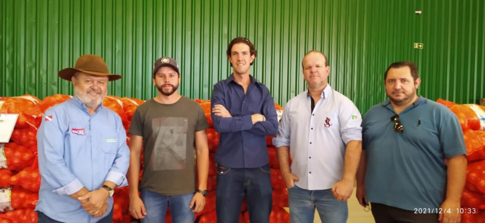 A primeira reportagem falará sobre produção e colheita de cebola e maçã.