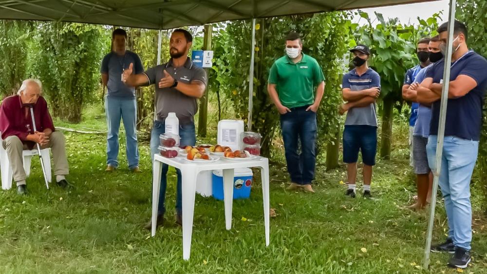 O principal objetivo foi repassar informações sobre os cuidados com os pomares, sobretudo com frutas de caroço. 