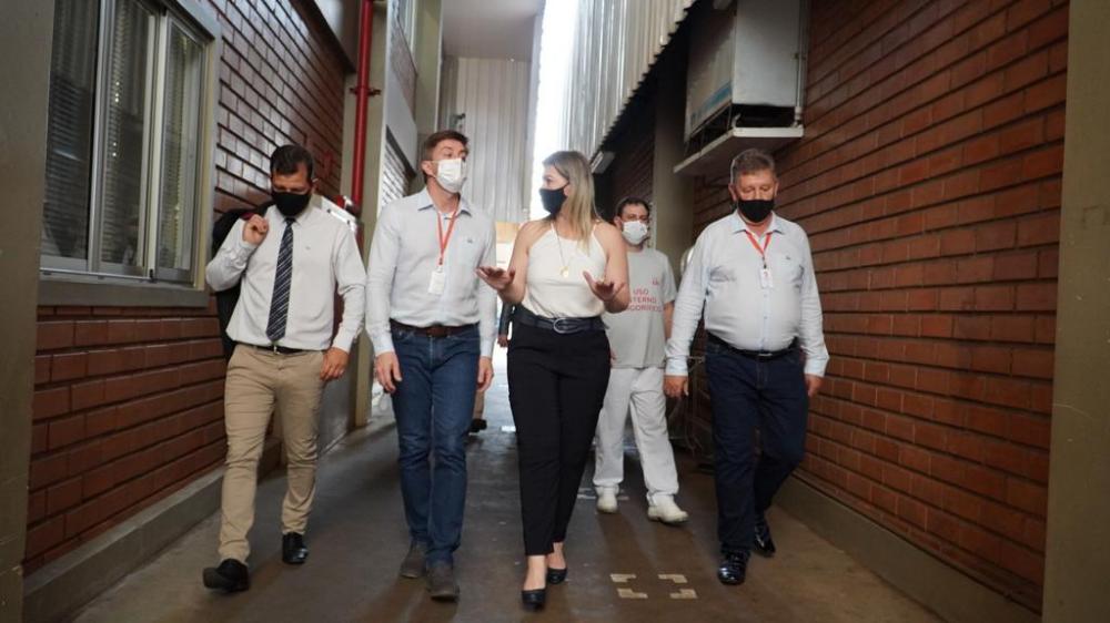 Aline visita a Cooperativa Lar