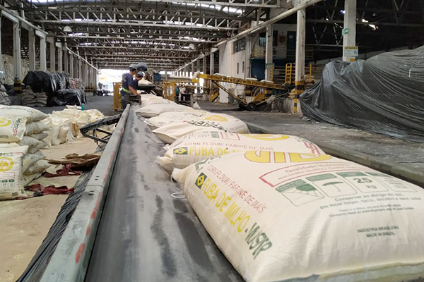 O produto é paranaense, com origem na região de Maringá. O embarque, na modalidade breakbulk (em que a mercadoria é transportada solta no porão de navio) permite melhores custos do que o transporte marítimo via contêineres, que é a prática comum para prod