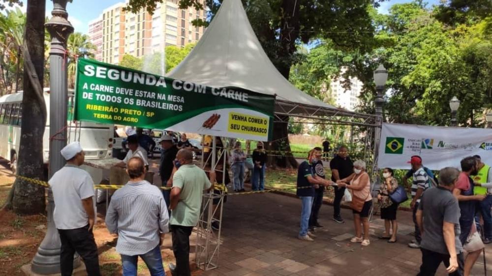 Em Ribeirão Preto foram distribuídos cerca de dois mil espetinhos na porta da agência da rua Duque de Caxias, em frente à Praça XV de Novembro.