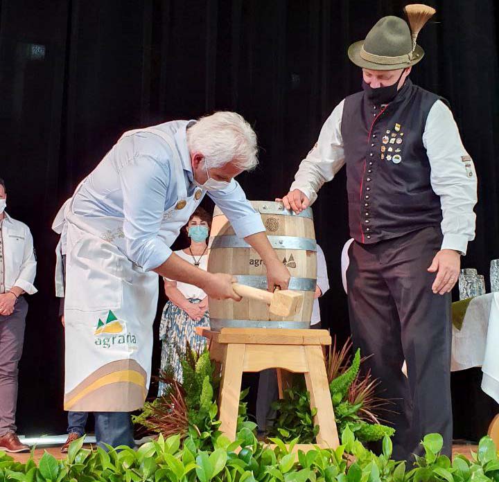 No Centro de Eventos Agrária recebeu o público para a tradicional cerimônia da abertura do primeiro barril de chopp. 