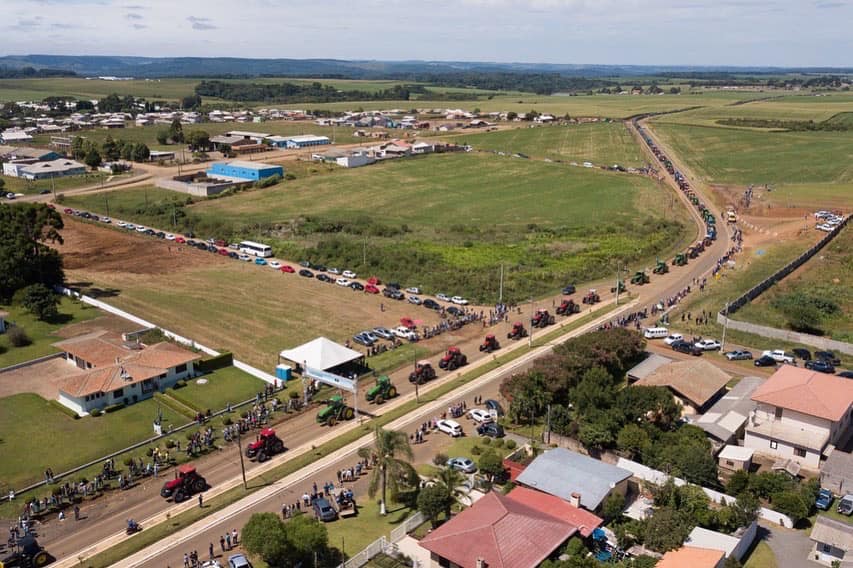 O Mega Encontro de Tratores foi realizado no  Distrito de Entre Rios, em Guarapuava, Paraná, e contou com a presença de 1529 máquinas. Foto Redes Social Cesar Silvestri Filho.