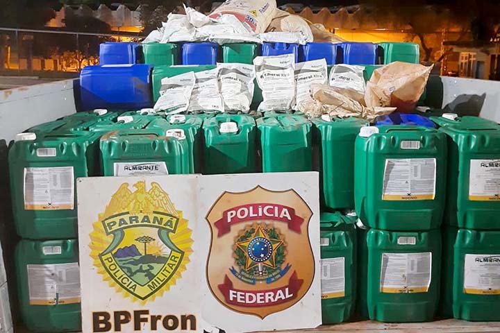 Os policiais constataram que o caminhão estava carregado com 4 mil quilos de agrotóxicos contrabandeados.
