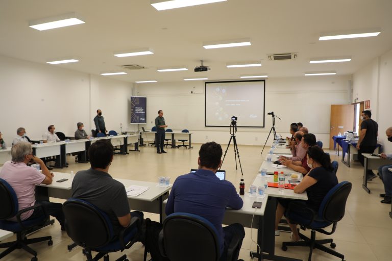 Em Maringá, no Noroeste, participaram do encontro produtores rurais, representantes das cooperativas Cocamar, Integrada e Unicampo, além de Federação dos Trabalhadores Rurais (Fetaep), Banco do Brasil e Secretaria de Agricultura e Abastecimento (Seab).