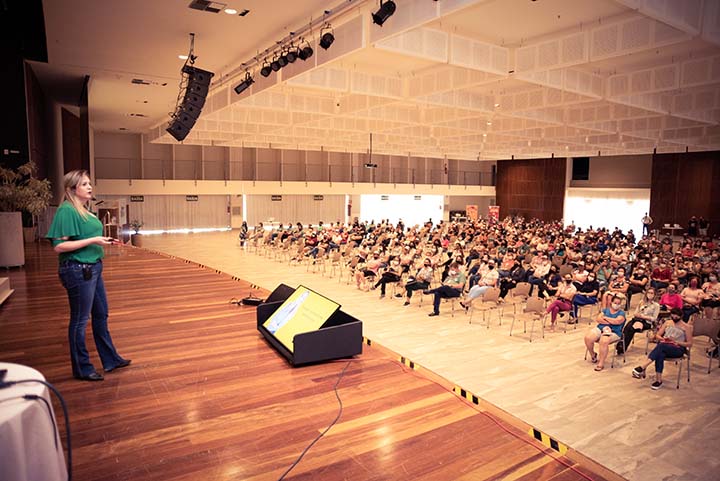 O primeiro dia contou com uma programação especial para as Mulheres do Agro, que foram recepcionadas no Lar Centro de Eventos e assistiram à palestra “Protagonismo da Mulher Cooperativista”, ministrada por Andrea Cordeiro, especialista em agronegócio.