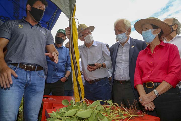 Acompanhada do vice-governador Darci Piana e do secretário Norberto Ortigara, a ministra da Agricultura, Pecuária e Abastecimento, Tereza Cristina ,esteve na região Oeste, onde visitou uma propriedade afetada pela crise hídrica e se reuniu com lideranças 