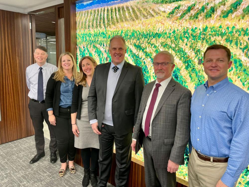 Na foto da esquerda para a direita estão Benno van der Laan, coordenador da MAIZALL; vice-presidente de políticas públicas da NCGA Brooke Appleton; vice-presidente e COO do USGC Kim Atkins; Bertolini, presidente da NCGA John Linder; e o presidente e CEO d