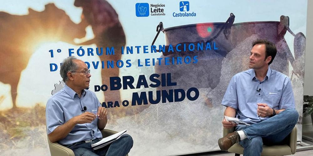 Palestra foi mediada pelo Gerente Executivo de Negócios Leite da Cooperativa, Eduardo Ribas (dir.), e pelo Consultor Técnico, Huibert Pieter Janssen (esq.)
