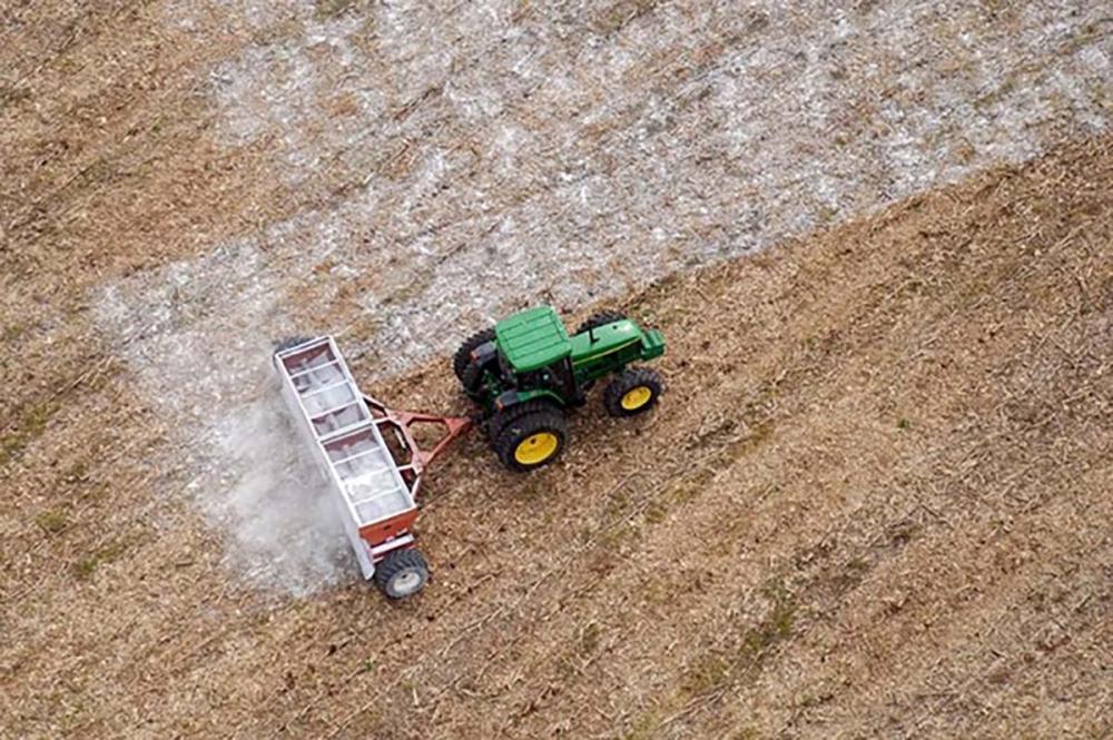 O Cálcio e o Magnésio são indispensáveis à nutrição das plantas e a calagem serve para repor esses nutrientes que são removidos da lavoura com a colheita realizada em cada safra. A Calagem também corrige a acidez produzida naturalmente todo ano, pela deco