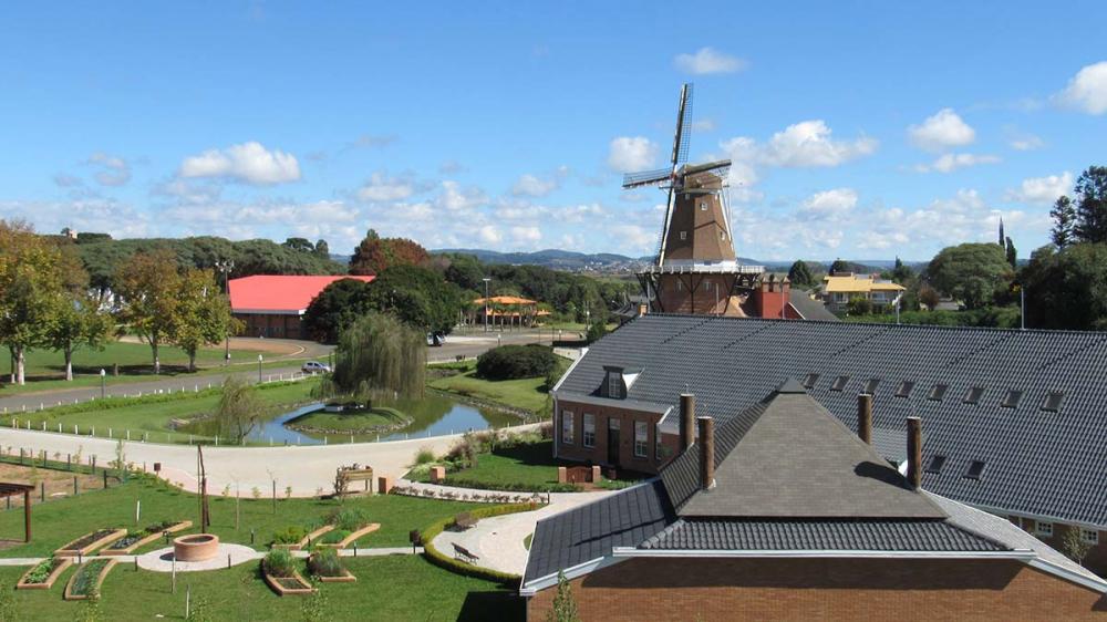 O Centro Cultural Castrolanda reúne dois prédios: o Memorial da Imigração Holandesa e o Museu Histórico de Castrolanda
