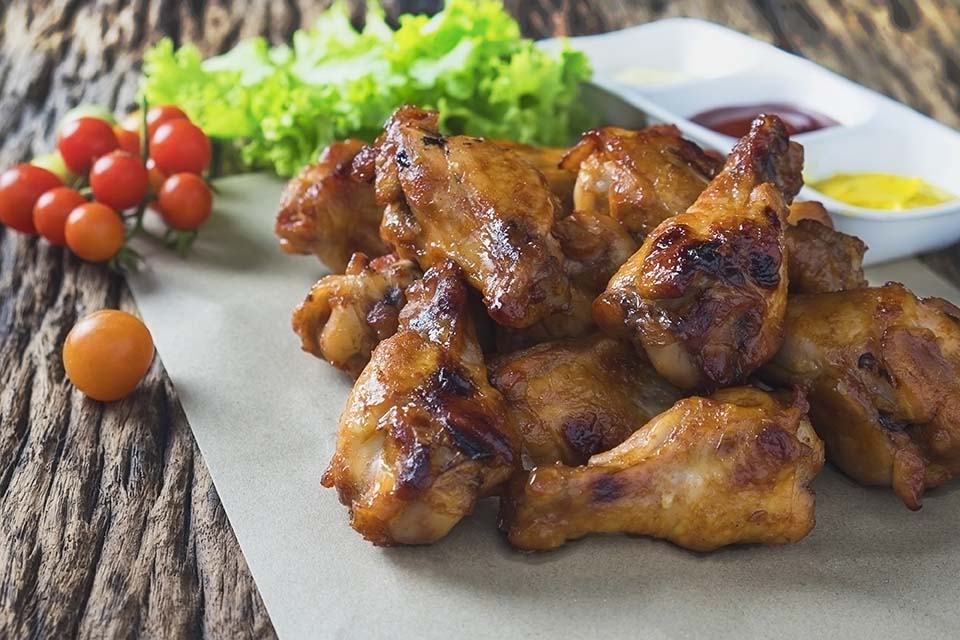  O Brasil tem autossuficiência para abastecer um mercado interno de 210 milhões de pessoas, que consome 69% da produção de carne de frango e 82% da carne suína. Foto: freepik