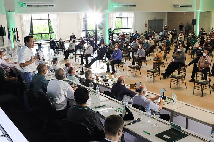 Ratinho destacou o trabalho do Governo do Estado para melhorar o ambiente do agronegócio paranaense e os investimentos na modernização dos ramais logísticos para diminuir os custos de produção, além das pavimentações em estradas rurais.Fotos: José Fernand