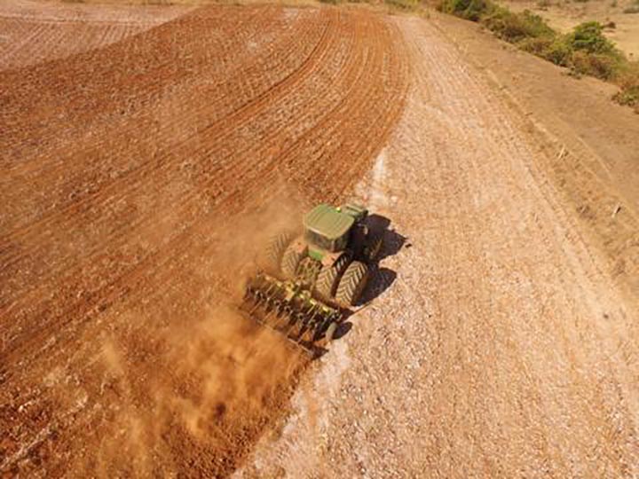 Utilizando o equipamento, é possível realizar operações com profundidade variável de 200 a 550 mm, e aumentar ou diminuir o número de hastes, dependendo da faixa de trabalho. 