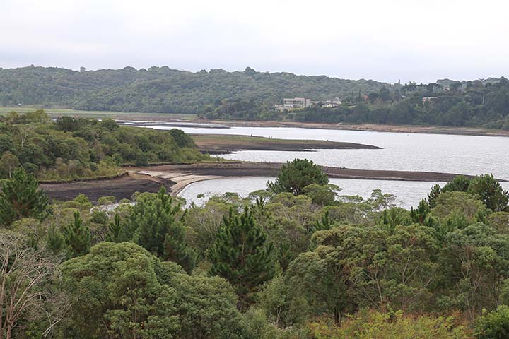 Barragem do Iraí - Construída entre os Municípios de Pinhais e Piraquara, Paraná, a barragem do Rio Iraí destina-se ao abastecimento de água da região metropolitana de Curitiba. Foto: Geraldo Bubniak/AEN