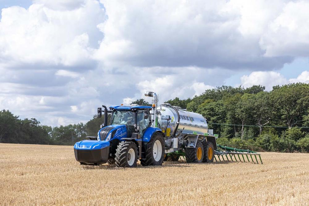 Esse tipo de trator, que inaugura um novo segmento de máquinas agrícolas, dá ao agricultor a possibilidade de utilizar o biogás gerado dentro da propriedade .