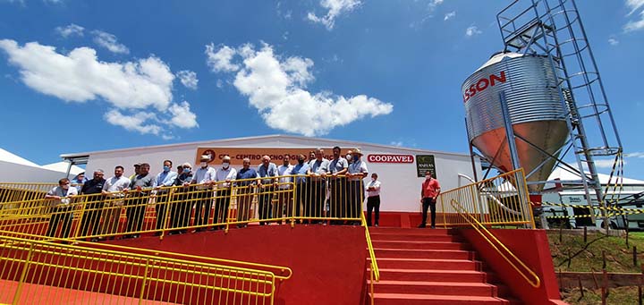Legenda: Autoridades e avicultores durante o ato inaugural: centro será um aviário-escola