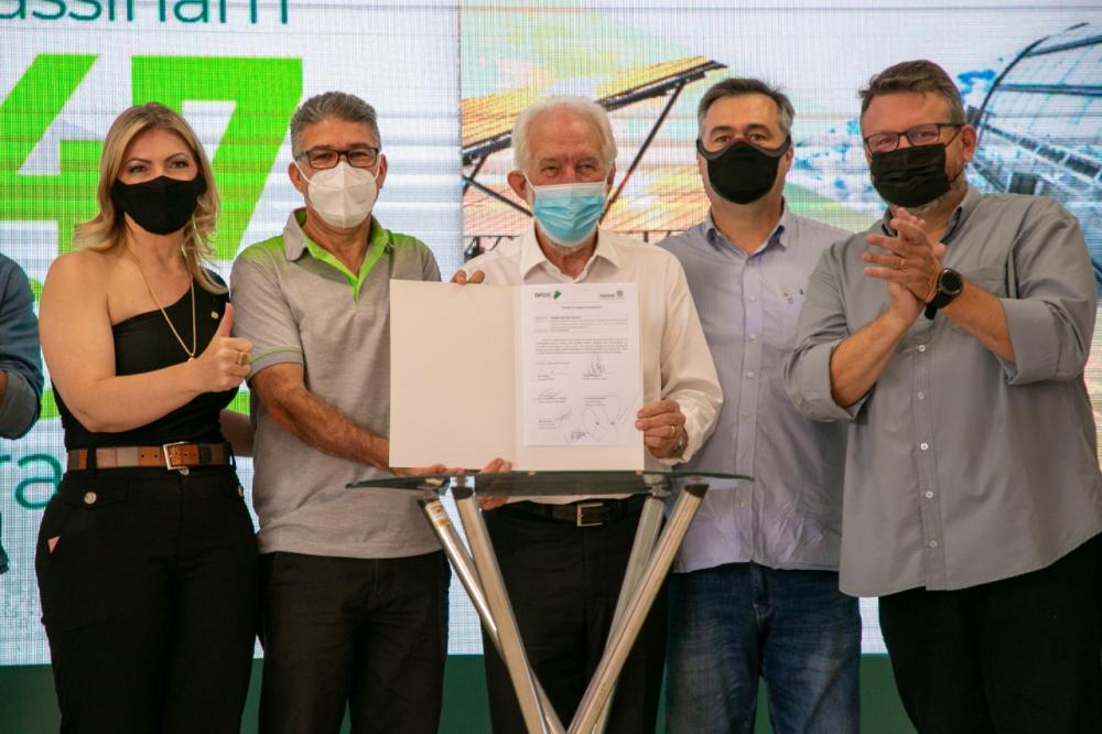 Durante a feira foi realizada cerimônia simbólica para entrega de recursos a produtores rurais associados por meio do convênio firmado entre Sicredi, BRDE e Banco do Agricultor Créditos: Leandro Carvalho