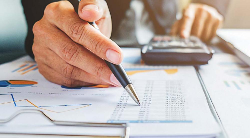 A economia global continua a se recuperar, mas ainda enfrenta desafios significativos. 