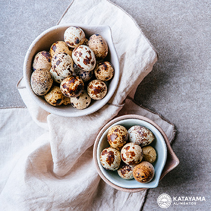 O ovo de codorna pode ser mantido em conserva, ser consumido no lanche ou até fazer parte de receitas mais elaboradas, o fato é que são facilmente incluídos na alimentação infantil já que seu formato e tamanho contribuem para o uso da criatividade e a cri
