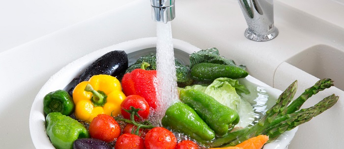 Mas como qualquer alimento, as hortaliças também podem ser um veículo de transmissão de doenças se estiverem contaminadas com microrganismos e parasitos nocivos ao ser humano. Saiba como higienizar corretamente. 