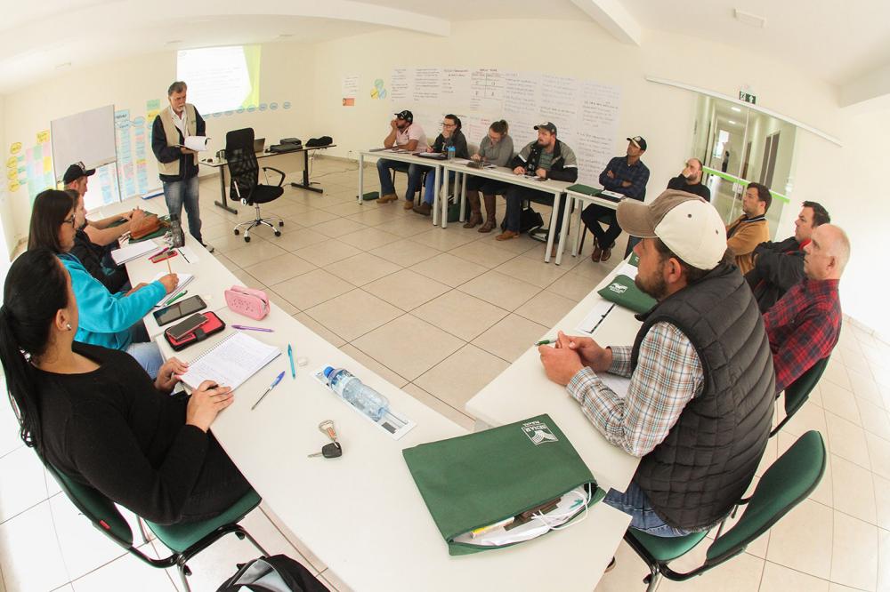 Em 2021, quando o Programa Empreendedor Rural for retomado, os produtores paranaenses irão contar com uma nova proposta de trabalho, mais moderna e de acordo com as atualizações que vêm ocorrendo no campo.