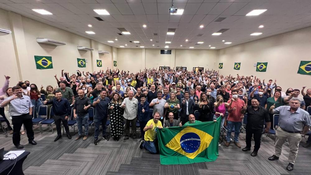 A Deputada Federal Aline Sleutjes se emocionou por estar entre amigos dos Campos Gerais, pois mesmo percorrendo todo o estado do Paraná, com mais de 220 cidades atendidas, Castro e região é de onde ela saiu e iniciou sua carreira. 
