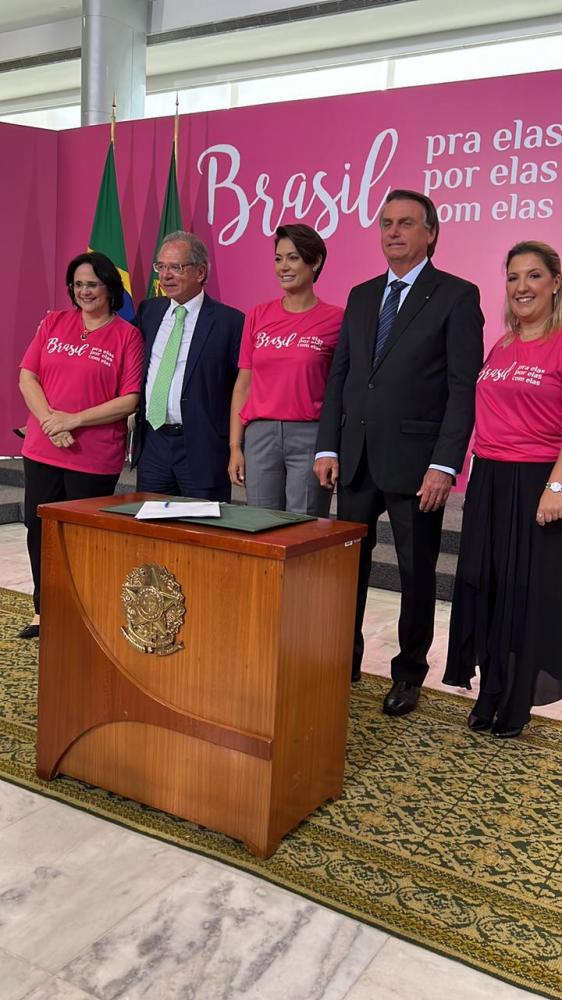Também participaram do evento junto com o Presidente Bolsonaro e a Deputada Federal Aline Sleutjes, a Ministra Tereza Cristina, Ministra Flávia Arruda, Ministra Damares, Ministro Paulo Guedes, Deputados e senadores da base, funcionárias , é demais ministr