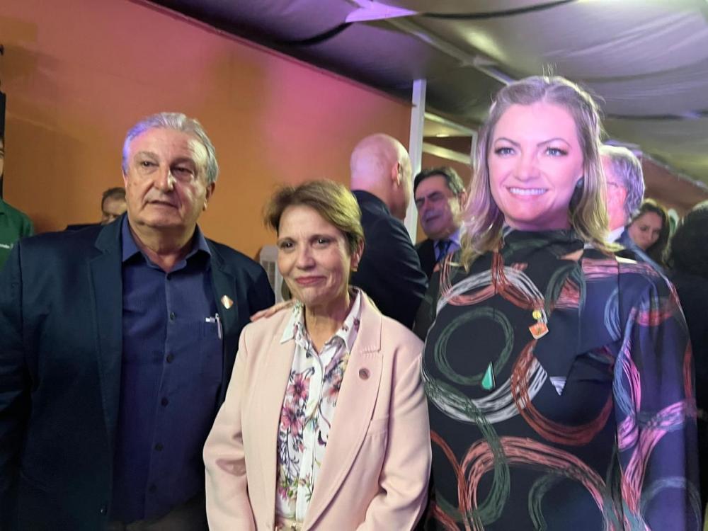 Tereza Cristina e Aline Sleutjes, duas mulheres imponentes no agronegócio nacional, visam o mesmo cargo, de Senadoras da República, Tereza pelo Estado do Mato Grosso do Sul e Aline pelo Estado do Paraná. 