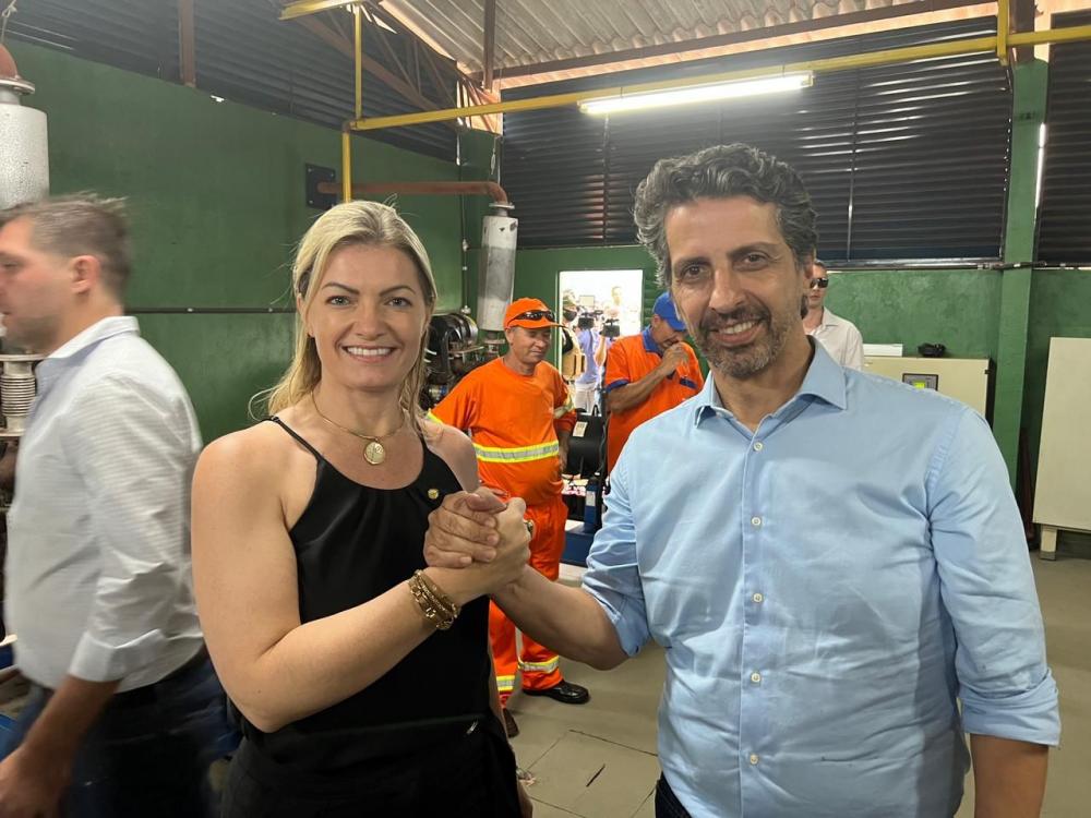  O Ministro e a Deputada Aline tiveram a oportunidade de conhecer vários projetos que usam dejetos animais para gerarem energia, Bioinsumos e gás. 