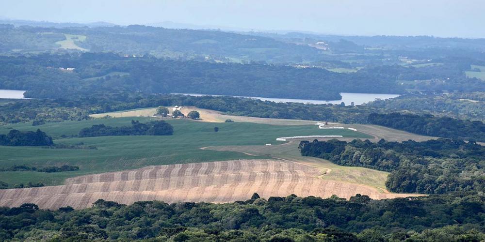 Uma questão que ainda levanta dúvidas a respeito do tema é quem “paga” ao produtor rural. “A remuneração ao produtor pode vir de um setor ou indivíduo disposto a pagar pelos serviços ambientais prestados. De um modo geral, no Brasil essas fontes de pagame