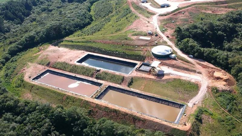 A planta da Castrolanda entrou em operação no último dia de março no município de Piraí do Sul, no Paraná. O biodigestor foi instalado na Unidade de Produção de Leitões (UPL) e usa dejetos suínos como matéria prima, com produção de 100 m3 por hora (2.400 