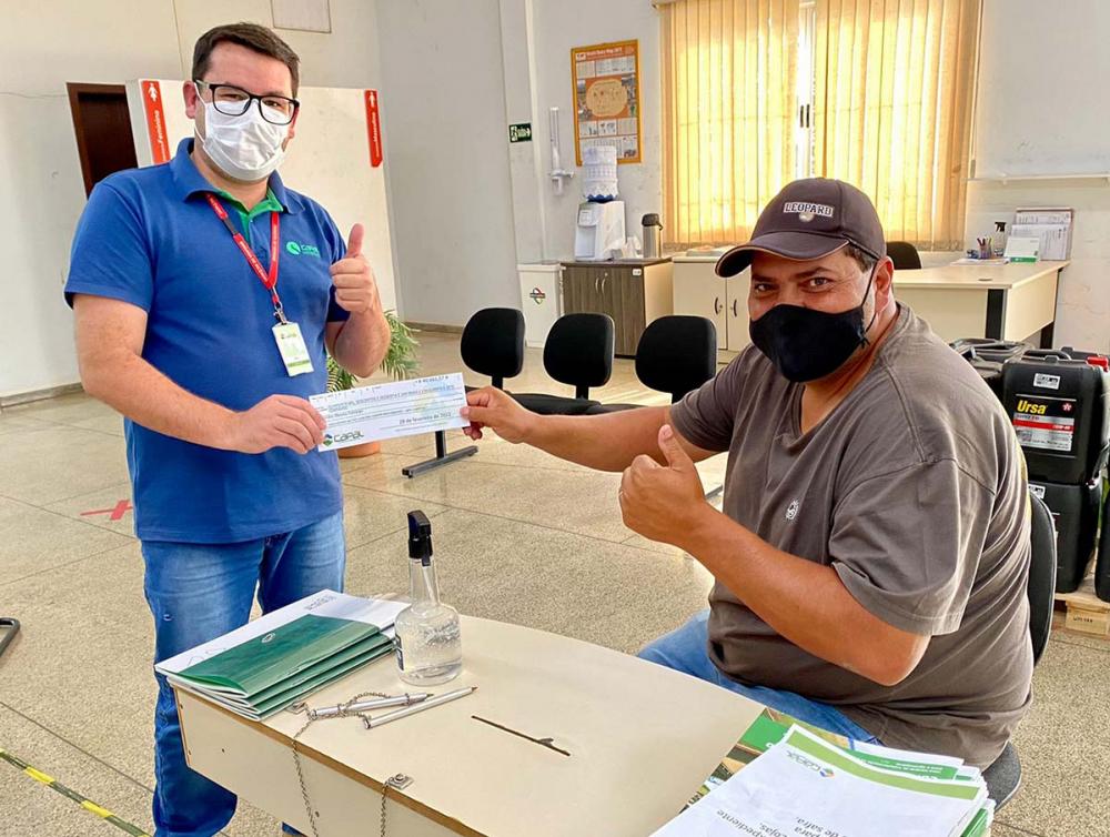 Cooperados receberam cheque simbólico com valor das sobras distribuídas, creditadas diretamente em conta.