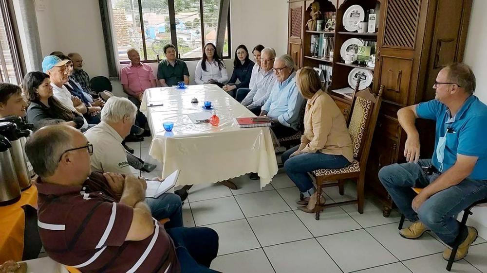 O Café do Produtor do Sindicato Rural de Castro contou com a visita de representantes do Banco Santander que na oportunidade conversaram sobre serviços que a intuição oferece para o agro. Foto Toninho Anhaia
