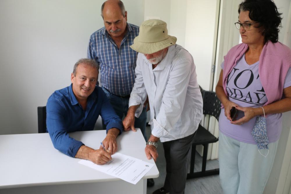 O prefeito também anunciou que a localidade de Três Pinheiros vai receber a partir da próxima semana o programa Porteira Adentro que leva maquinários para fazer melhorias nas propriedades dos pequenos agricultores. 