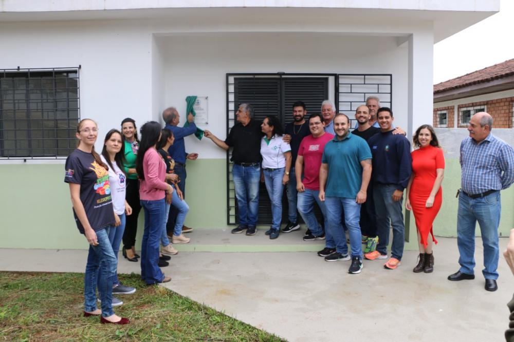 O espaço, com cerca de 180 metros quadrados, conta com seis baias coletivas, solário, câmara antifuga e de apoio, depósito de ração, pátio, sala administrativa, vestiários, recepção, consultório, copa e abrigo de resíduos.