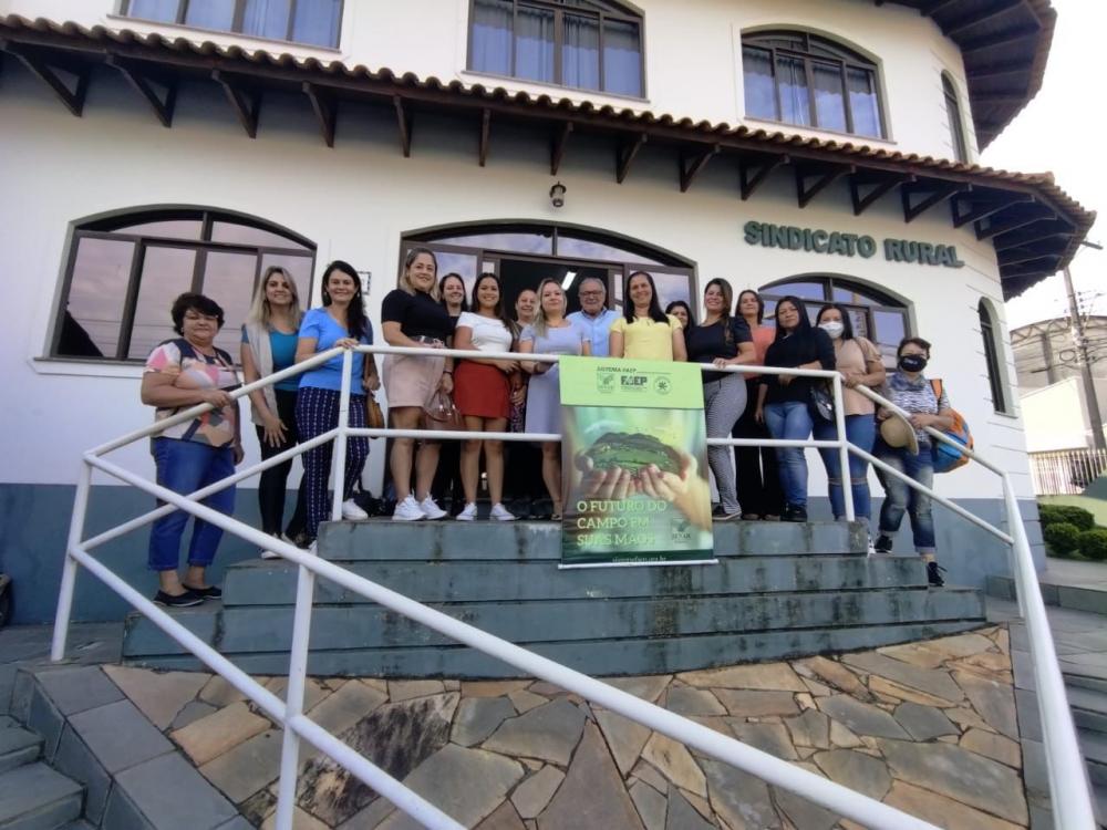 O encerramento do curso Mulher Atual, ministrado no município, contou com uma viagem técnica ao Caminho do Vinho em Curitiba.