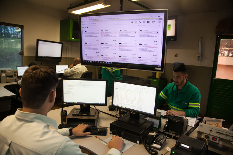 Telemetria e conectividade já permitem a coleta e o compartilhamento de dados com centrais de comando remotas, onde equipes de operadores conseguem ficar conectadas com as atividades do campo mesmo à distância.
