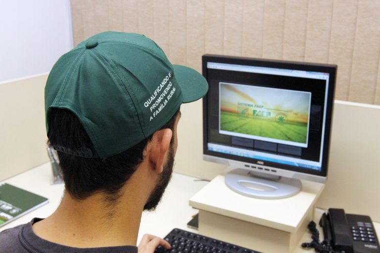 São 32 títulos à disposição, totalmente gratuitos, que trabalham desde a gestão da propriedade rural, passando pela educação - com o aperfeiçoamentos para docentes do Programa Agrinho -, até habilidades básicas para o nosso cotidiano, como português, mate
