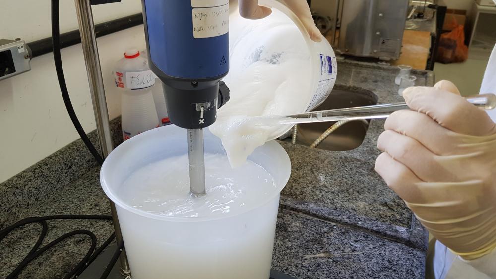 A nanocelulose do tipo microfibrilada (conhecida como MFC) de pinus e de eucalipto pode atuar como espessante e emulsificante eficaz no preparo de álcool antisséptico e álcool em gel
