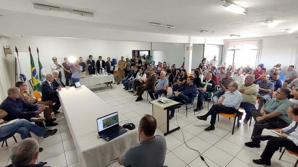 O encontro entre produtores afetados pelo conflito das terras no Socavão e TJ lotou o salão de reuniões do Sindicato Rural de Castro. Fotos Toninho Anhaia
